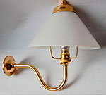 Swan neck bracket with lamp shade holder